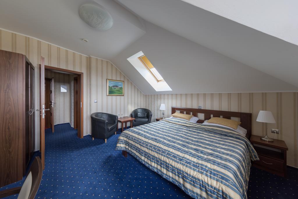 Hotel Krusnohorsky Dvur Cínovec Buitenkant foto